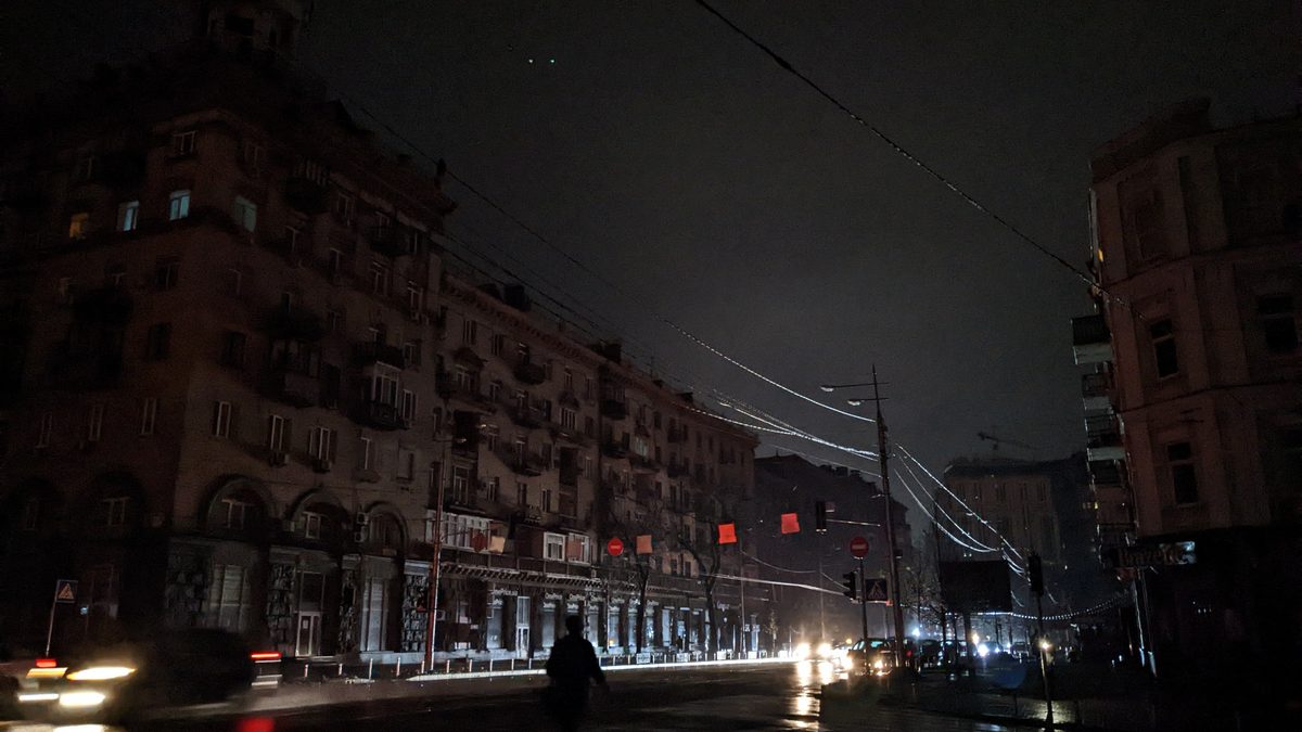 Unbeleuchtete Straße einer Großstadt während eines mehrstündigen Stromausfalls